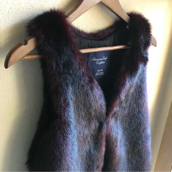 American Eagle Outfitters Faux Fur Vest. Black with Wine Highlights. Size XS - Picture 3 of 16